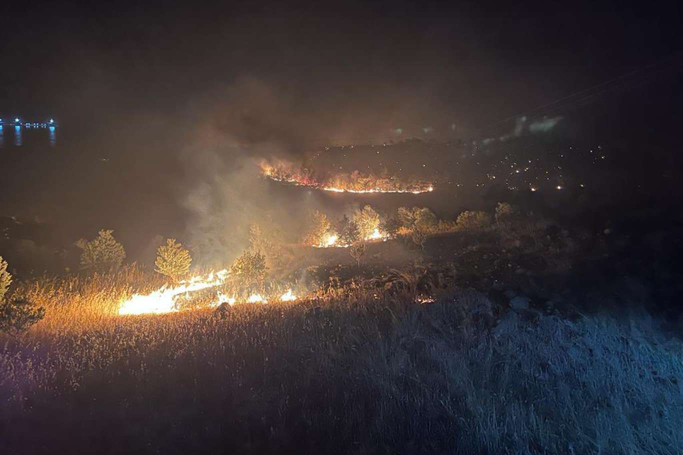 Mersin’de çıkan yangını söndürme çalışmaları sürüyor